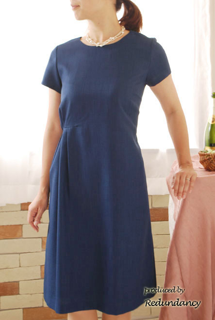 ネイビーのフレアーワンピース