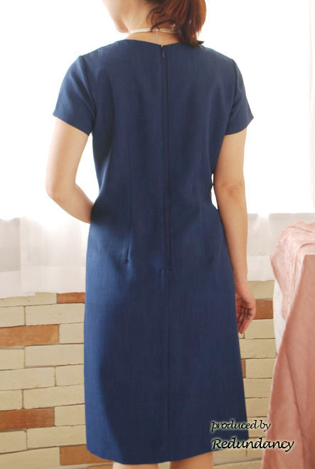 ネイビーのフレアーワンピース