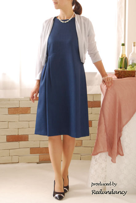 ネイビーのフレアーワンピース