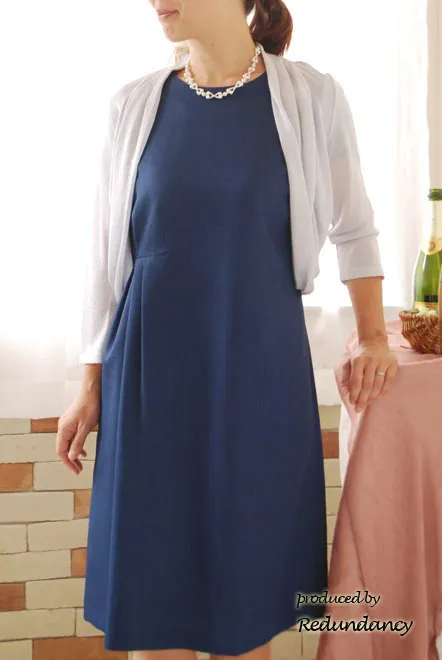 ネイビーのフレアーワンピース