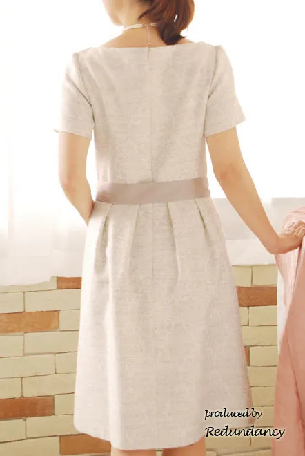 ライトベージュのジャガードウエストリボン付ワンピース