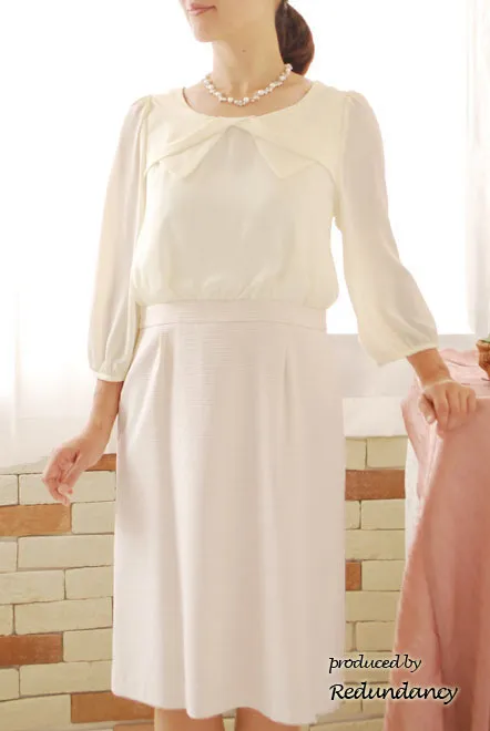 ライトベージュのデコルテリボンワンピース