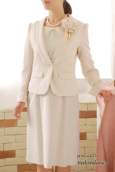 ライトベージュのデコルテリボンワンピース