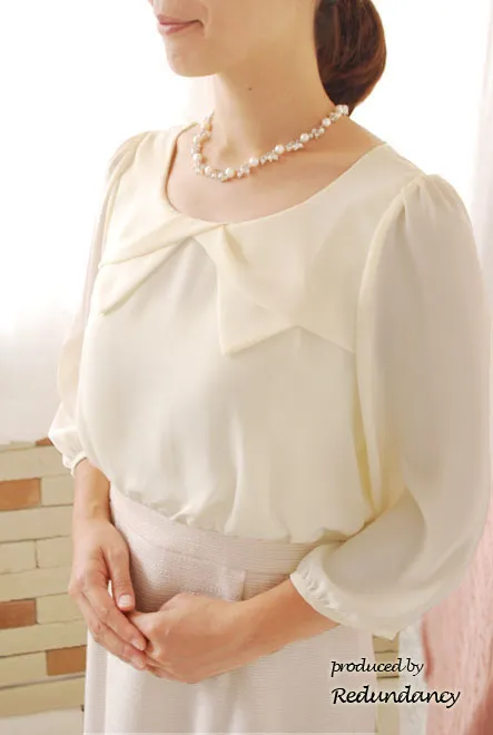 ライトベージュのデコルテリボンワンピース