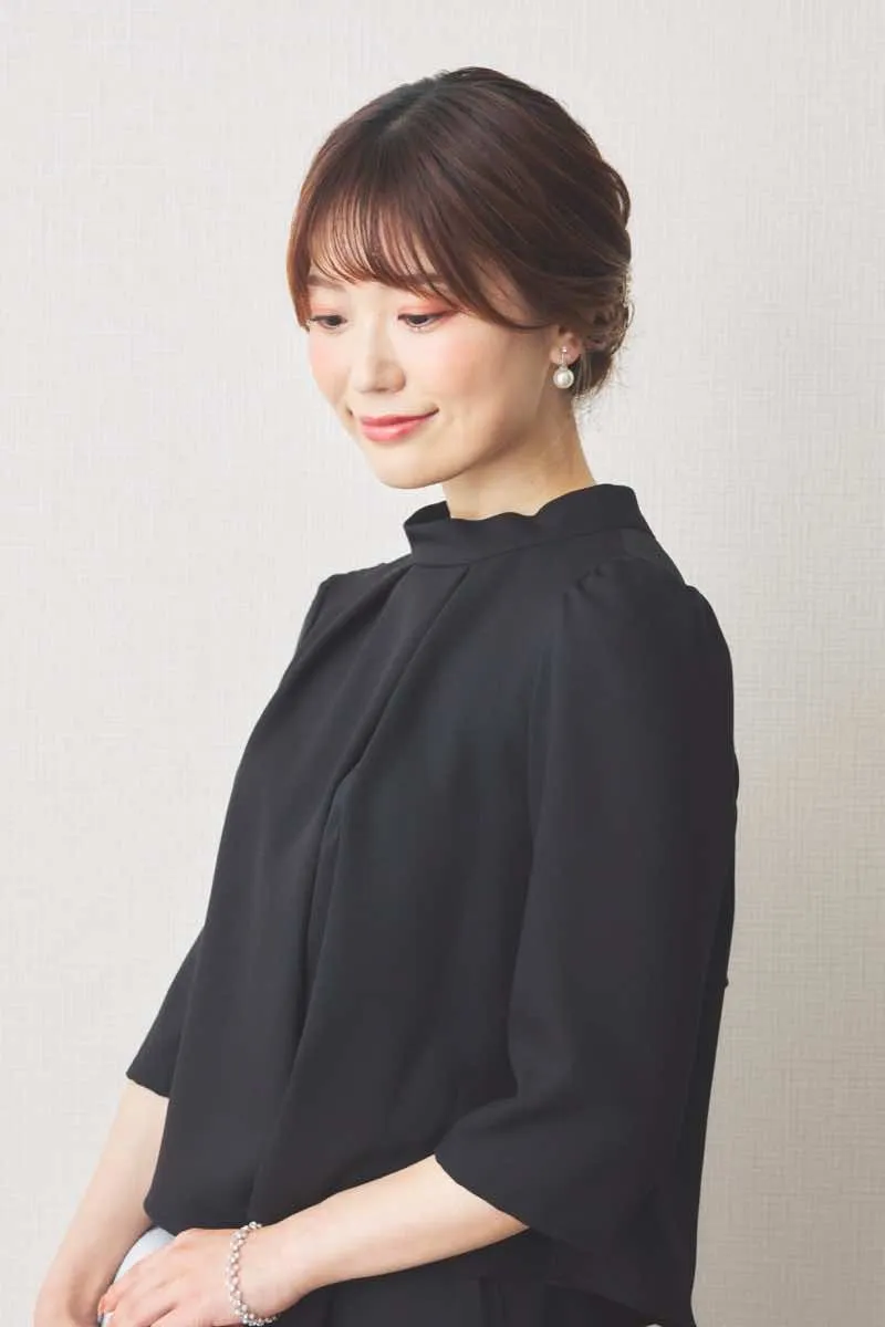 ブラックのスタンドネックセットアップパンツドレス