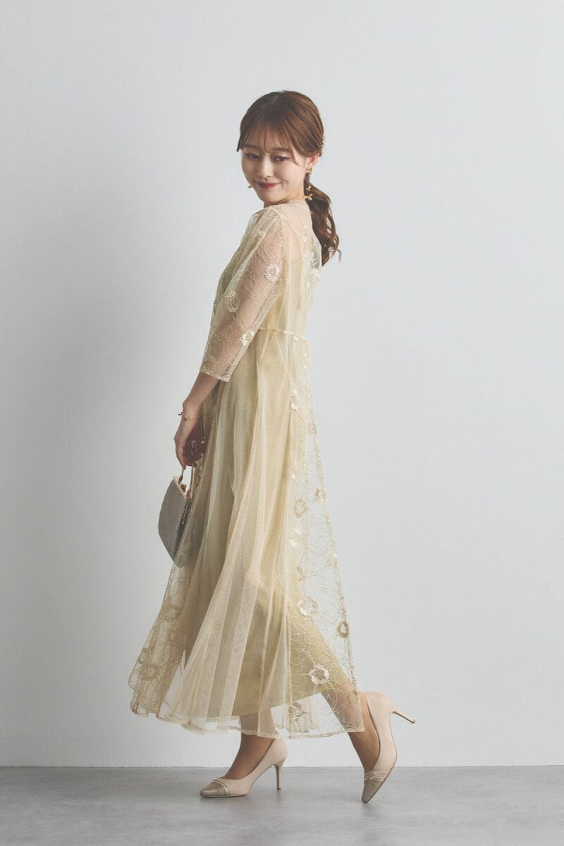 イエローのシャイニーコードレースドレス