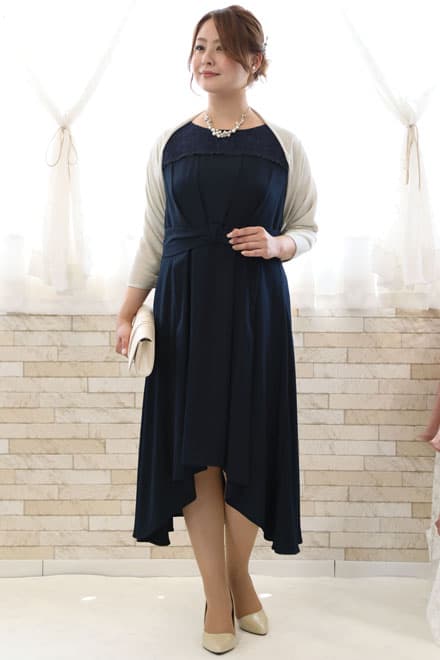 ネイビーのノースリーブイレギュラーヘムドレス