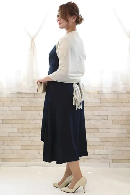 ネイビーのノースリーブイレギュラーヘムドレス