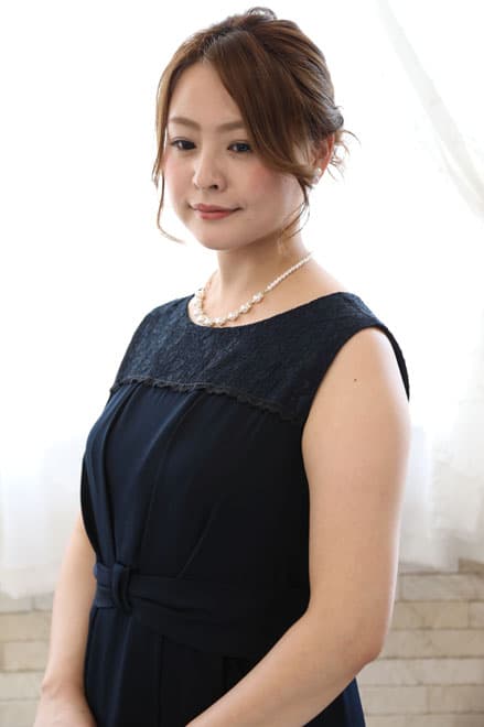 ネイビーのノースリーブイレギュラーヘムドレス