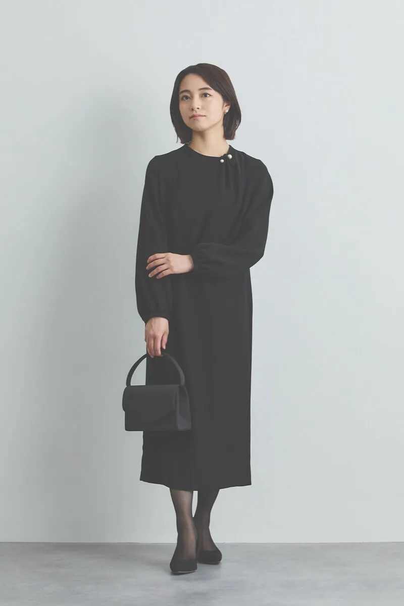 ブラックのパールピン付きブラックフォーマルドレス