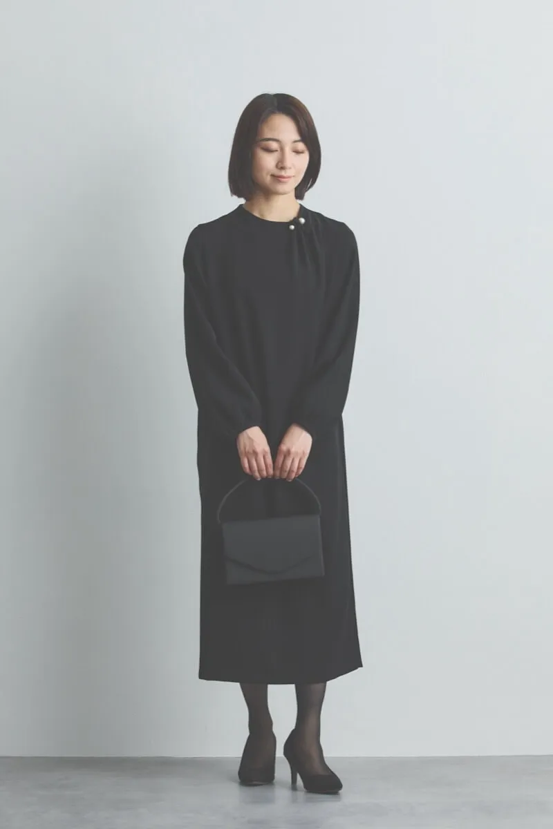 ブラックのパールピン付きブラックフォーマルドレス