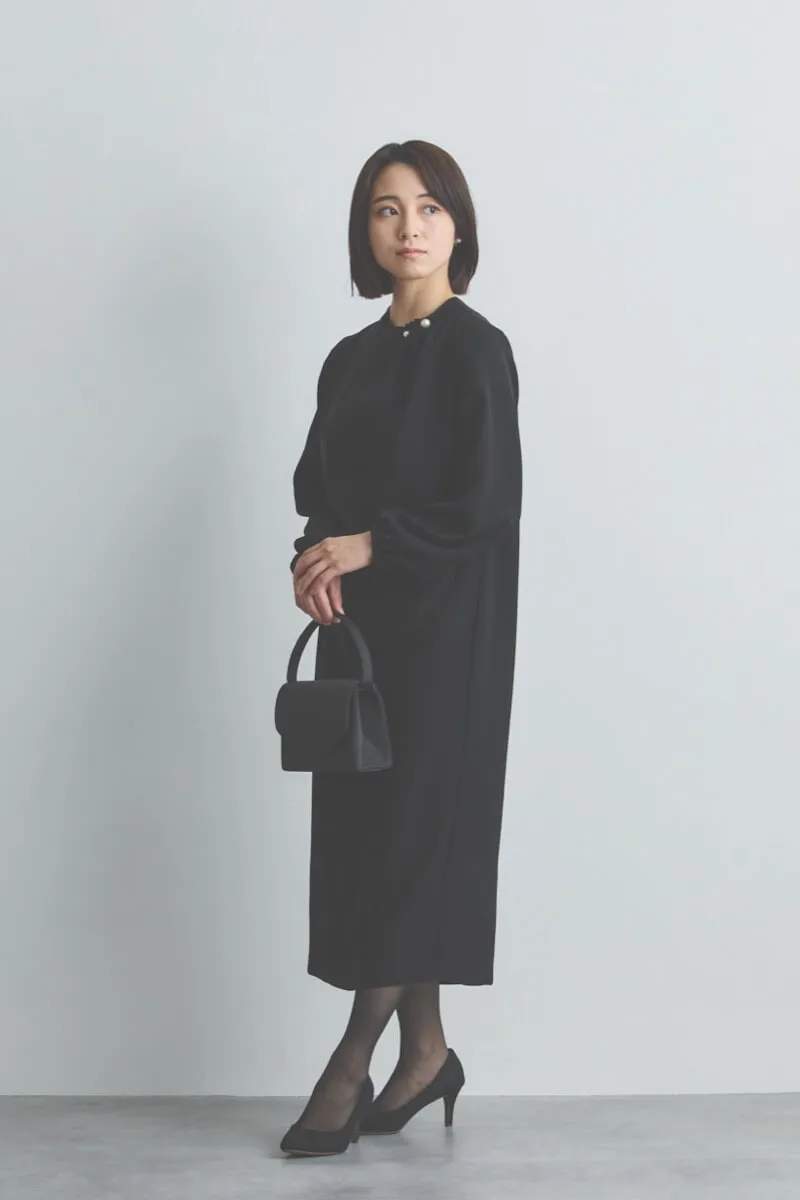 ブラックのパールピン付きブラックフォーマルドレス