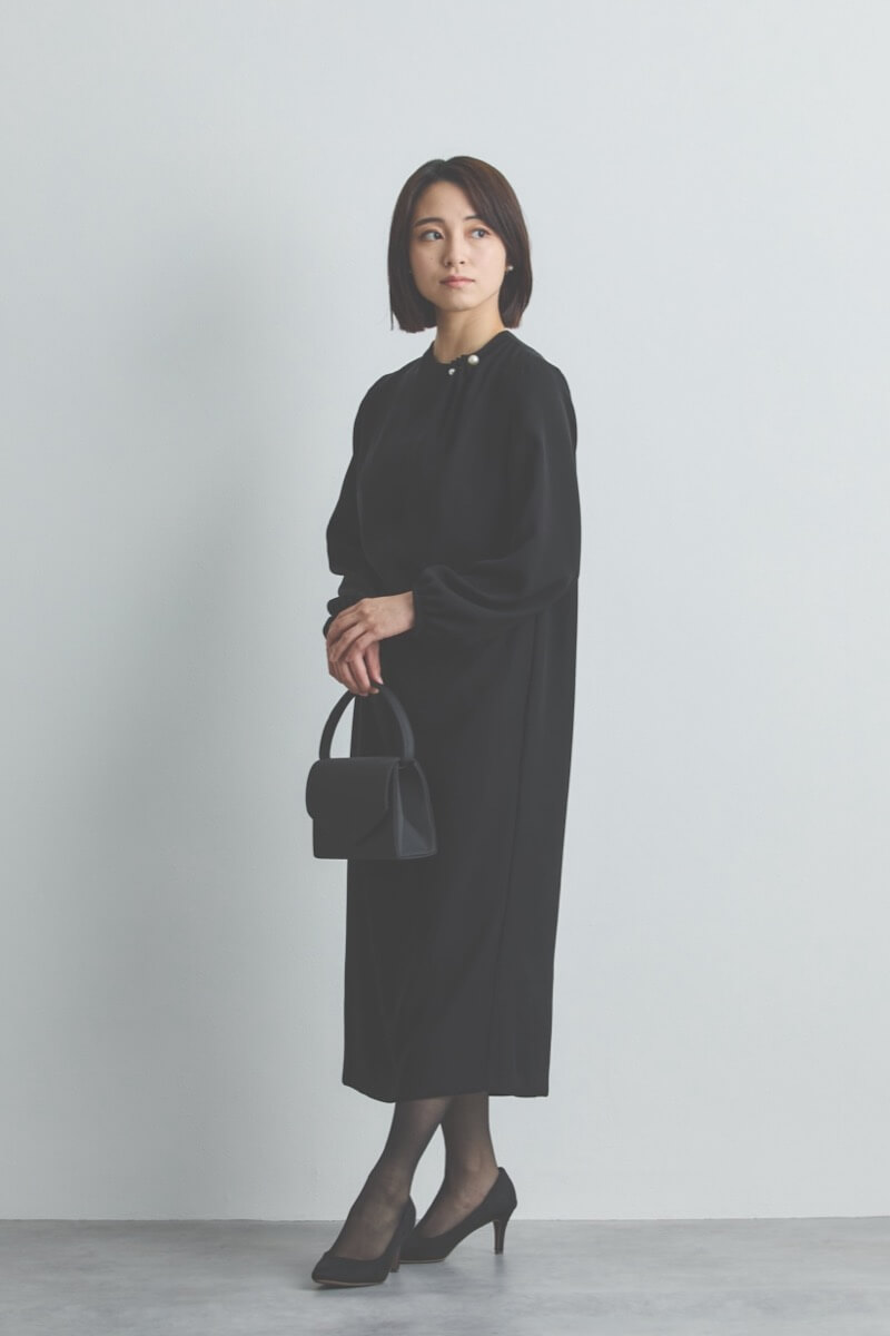 ブラックのパールピン付きブラックフォーマルドレス