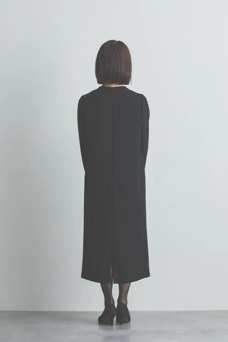 ブラックのパールピン付きブラックフォーマルドレス