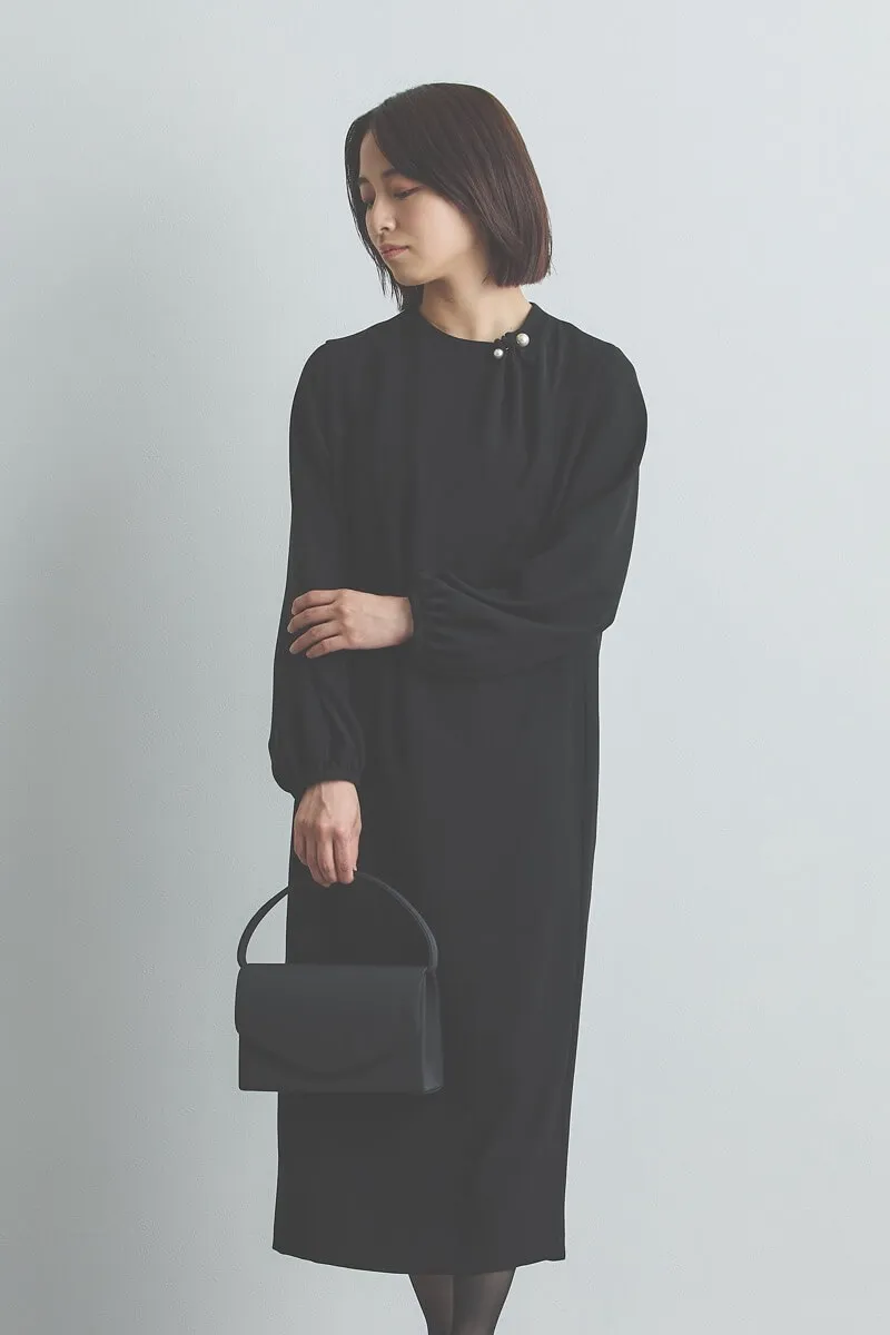 ブラックのパールピン付きブラックフォーマルドレス