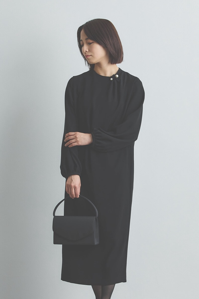 ブラックのパールピン付きブラックフォーマルドレス