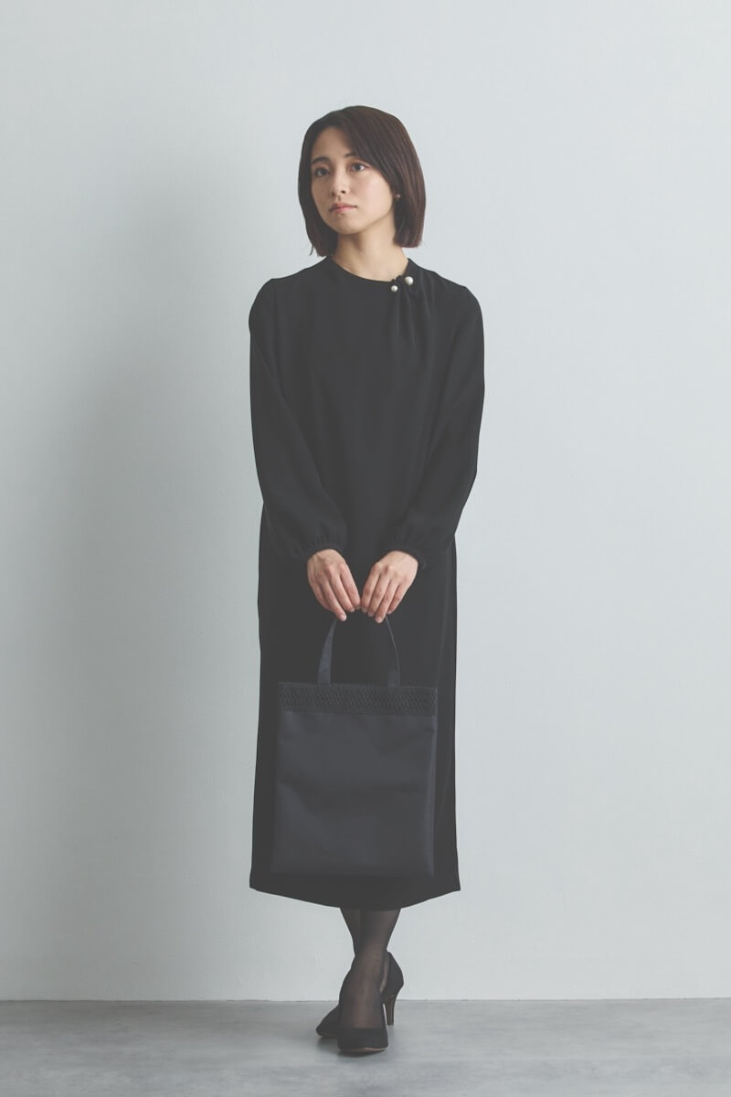 ブラックのパールピン付きブラックフォーマルドレス