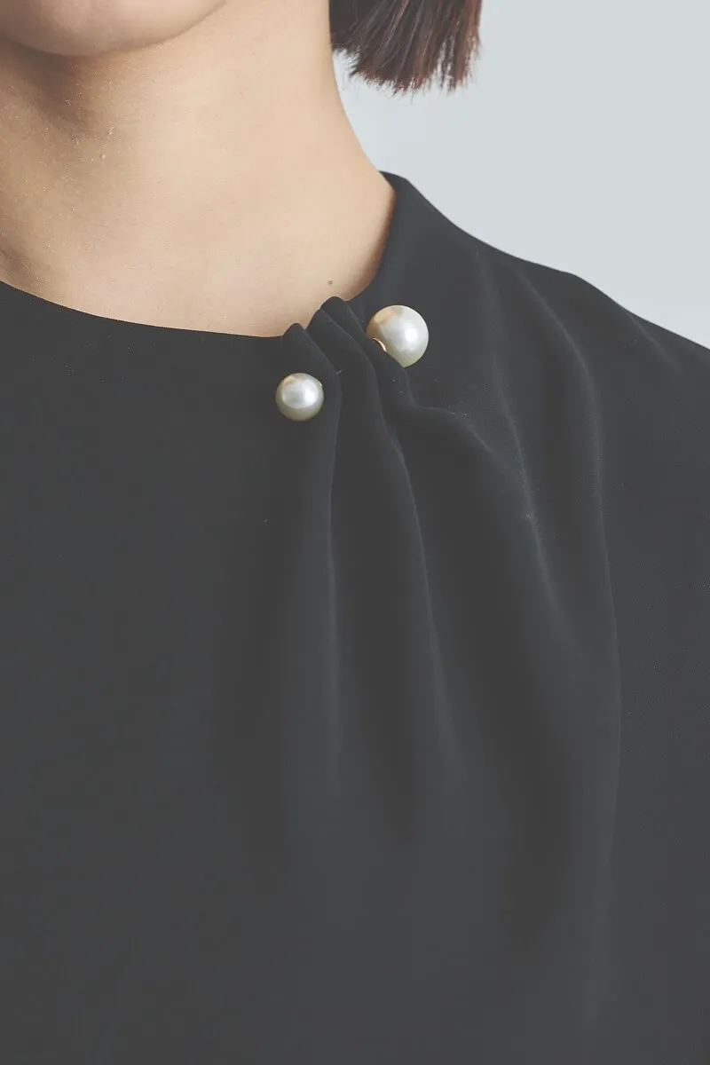 ブラックのパールピン付きブラックフォーマルドレス