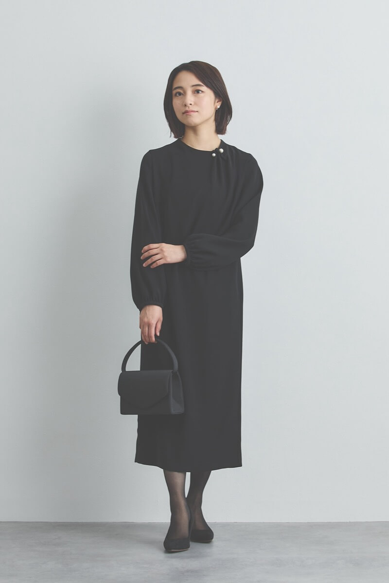 ブラックのパールピン付きブラックフォーマルドレス