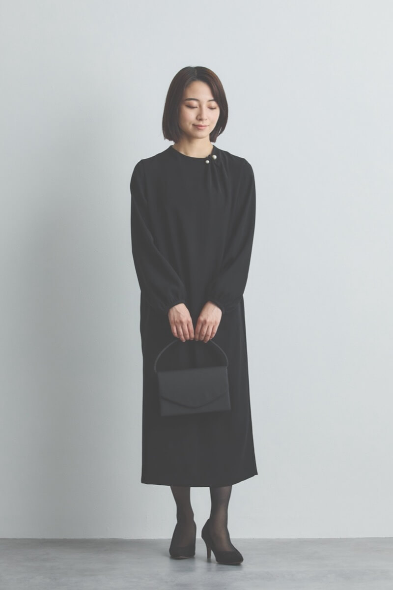 ブラックのパールピン付きブラックフォーマルドレス