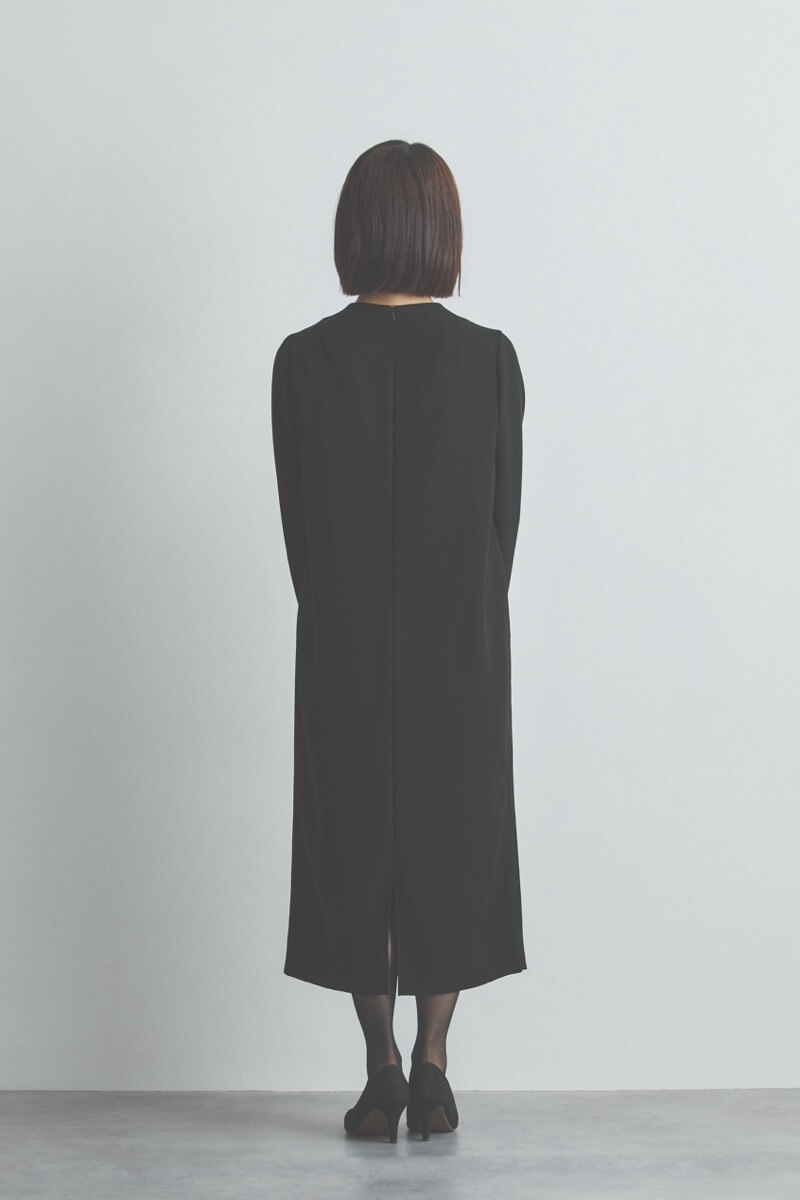 ブラックのパールピン付きブラックフォーマルドレス