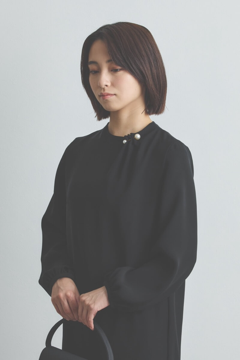 ブラックのパールピン付きブラックフォーマルドレス