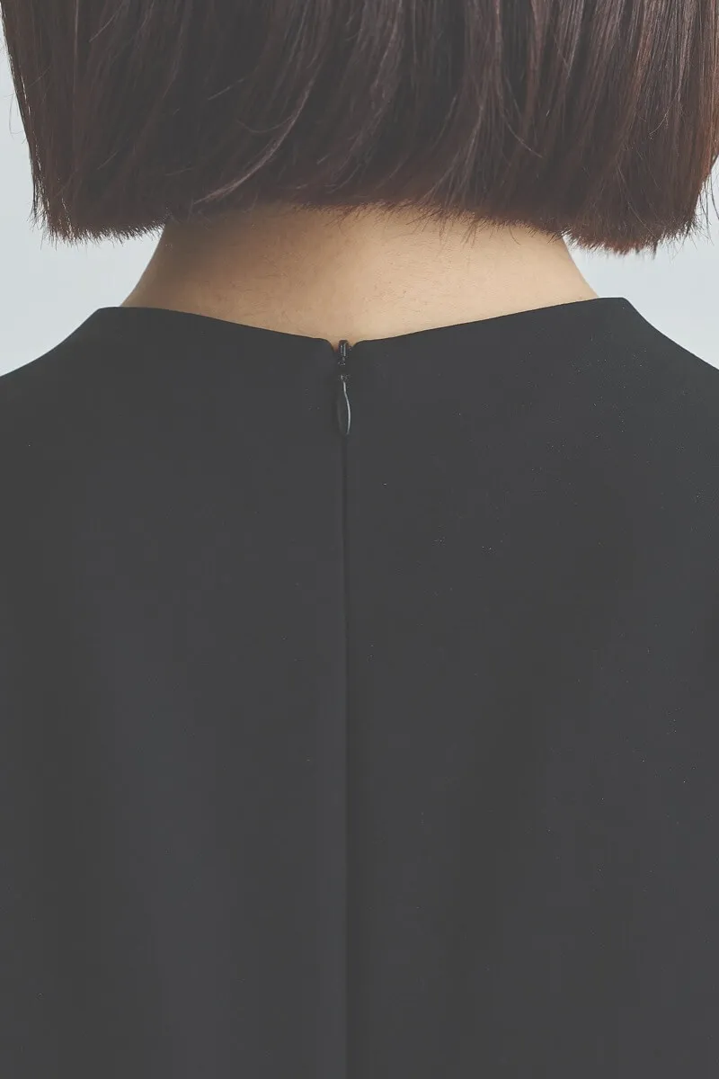 ブラックのパールピン付きブラックフォーマルドレス