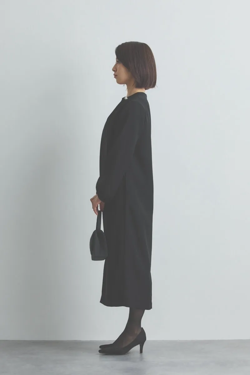 ブラックのパールピン付きブラックフォーマルドレス