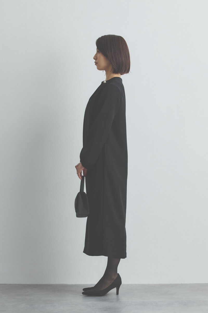 ブラックのパールピン付きブラックフォーマルドレス