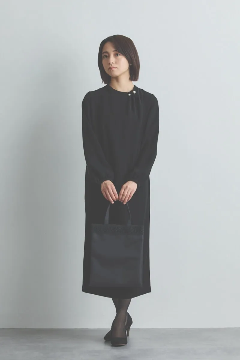 ブラックのパールピン付きブラックフォーマルドレス