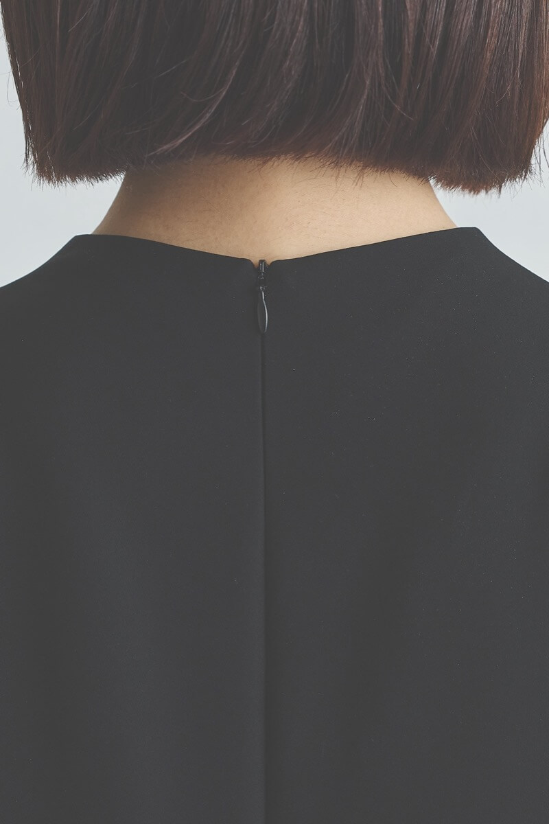 ブラックのパールピン付きブラックフォーマルドレス