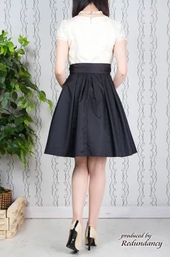 ブラック×ホワイトのウエスト切替プリンセスラインドレス