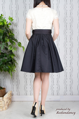 ブラック×ホワイトのウエスト切替プリンセスラインドレス