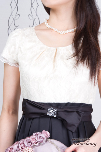 ブラック×ホワイトのウエスト切替プリンセスラインドレス