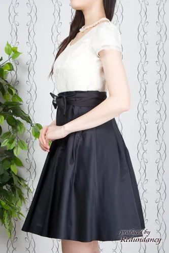 ブラック×ホワイトのウエスト切替プリンセスラインドレス