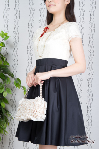 ブラック×ホワイトのウエスト切替プリンセスラインドレス