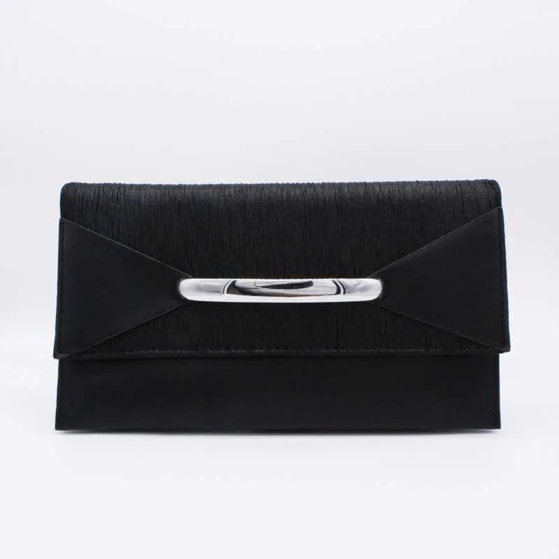 ブラックのフェイクレザーレター型バッグ