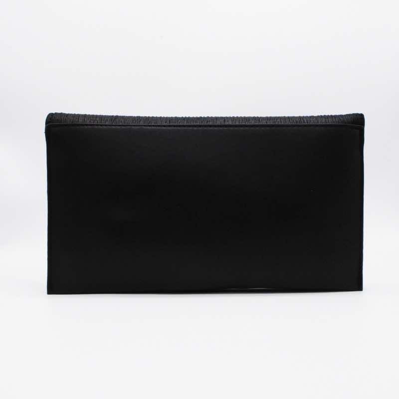 ブラックのフェイクレザーレター型バッグ