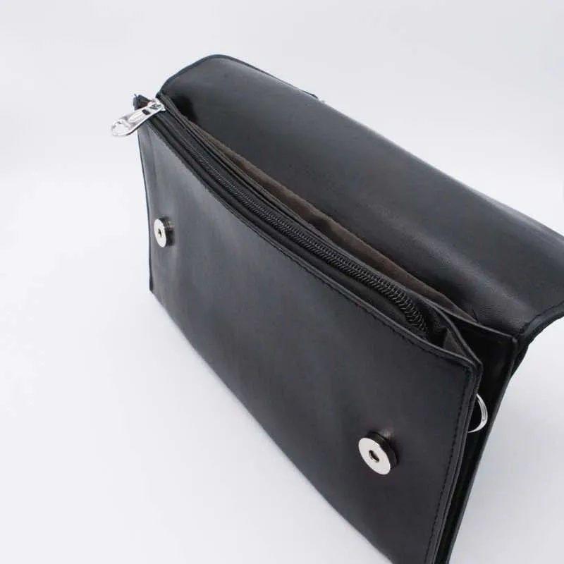 ブラックのフェイクレザーレター型バッグ