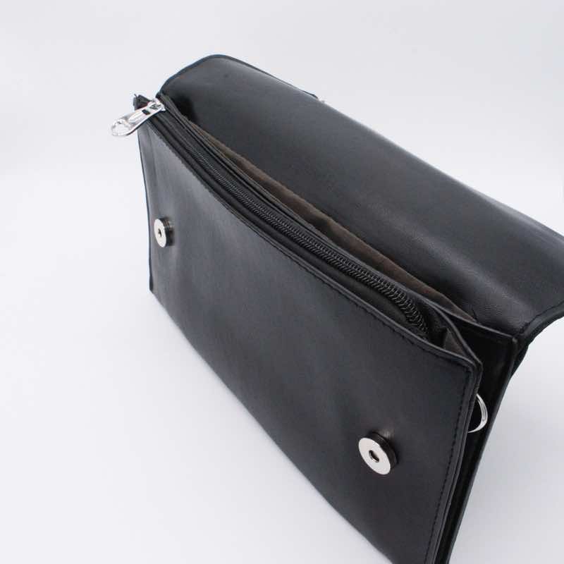 ブラックのフェイクレザーレター型バッグ