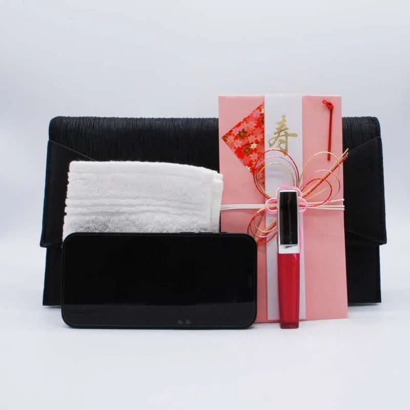 ブラックのフェイクレザーレター型バッグ