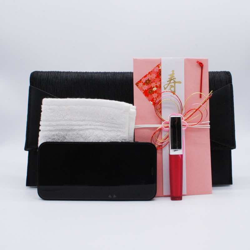 ブラックのフェイクレザーレター型バッグ