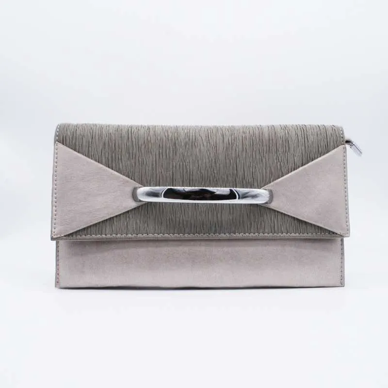 グレージュのフェイクレザーレター型バッグ