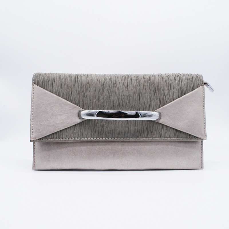 グレージュのフェイクレザーレター型バッグ