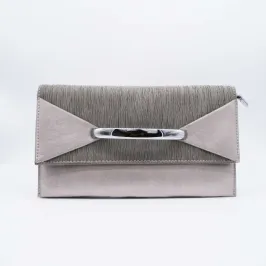 グレージュのフェイクレザーレター型バッグ