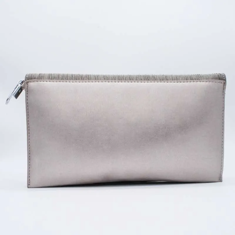 グレージュのフェイクレザーレター型バッグ