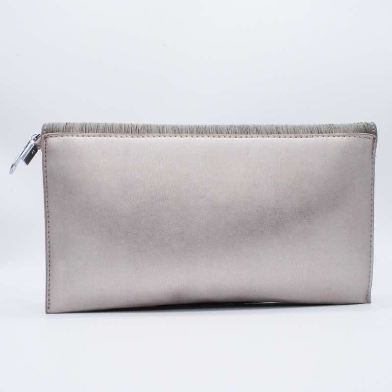 グレージュのフェイクレザーレター型バッグ