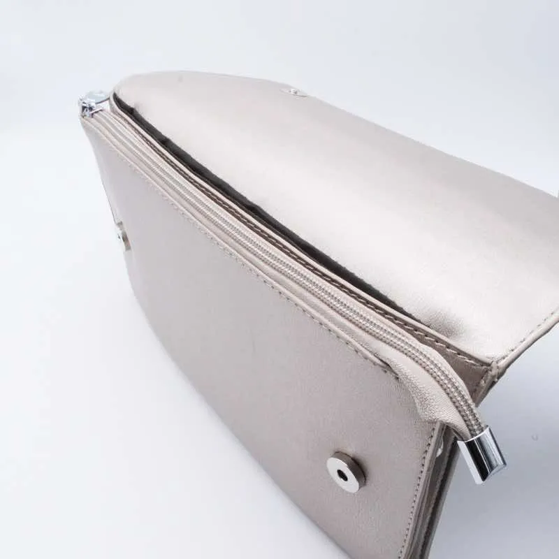 グレージュのフェイクレザーレター型バッグ