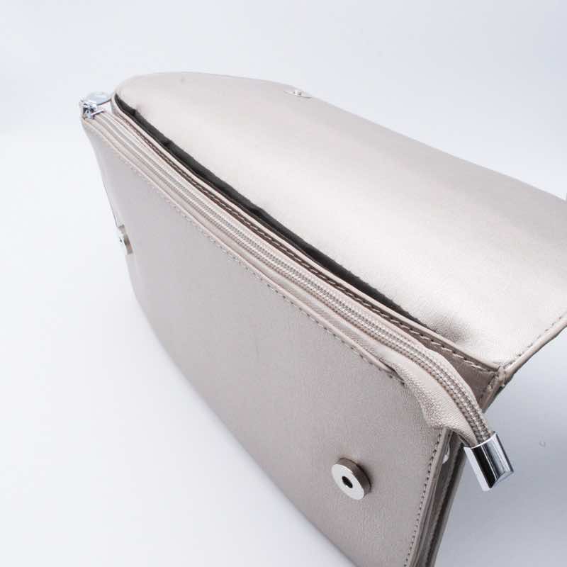 グレージュのフェイクレザーレター型バッグ