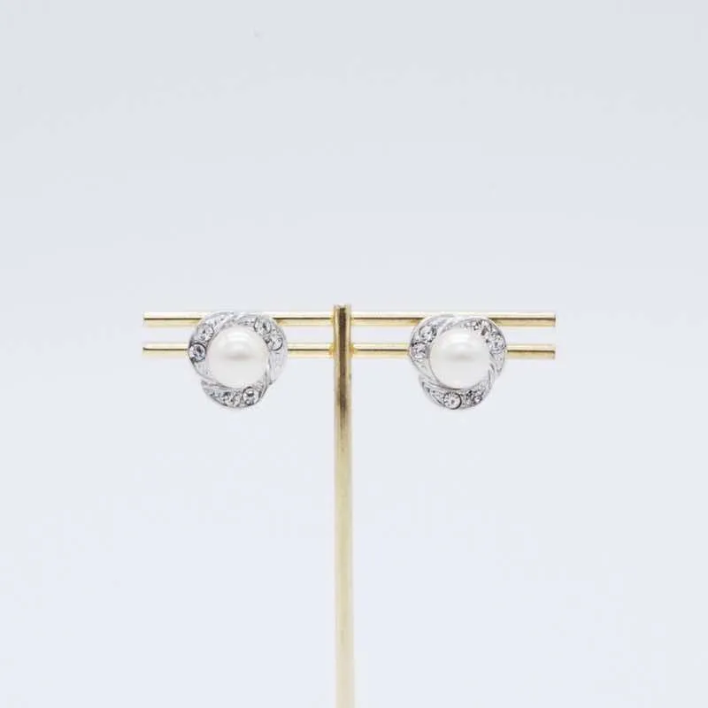 フラワーモチーフの一粒イヤリング